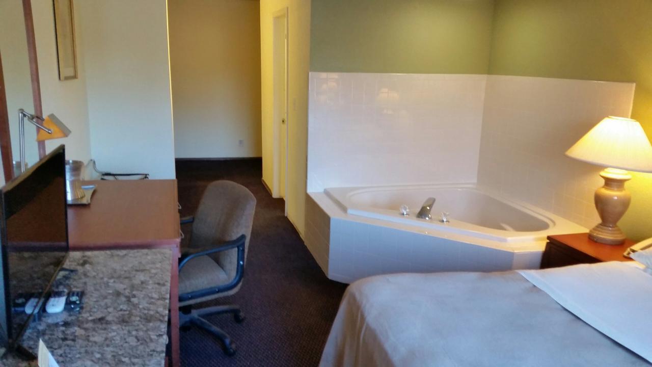 Riverwalk Inn & Suites Fort Atkinson ภายนอก รูปภาพ