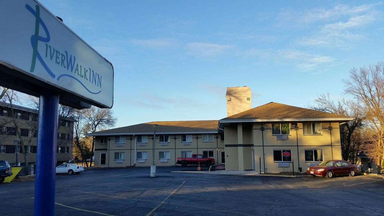 Riverwalk Inn & Suites Fort Atkinson ภายนอก รูปภาพ