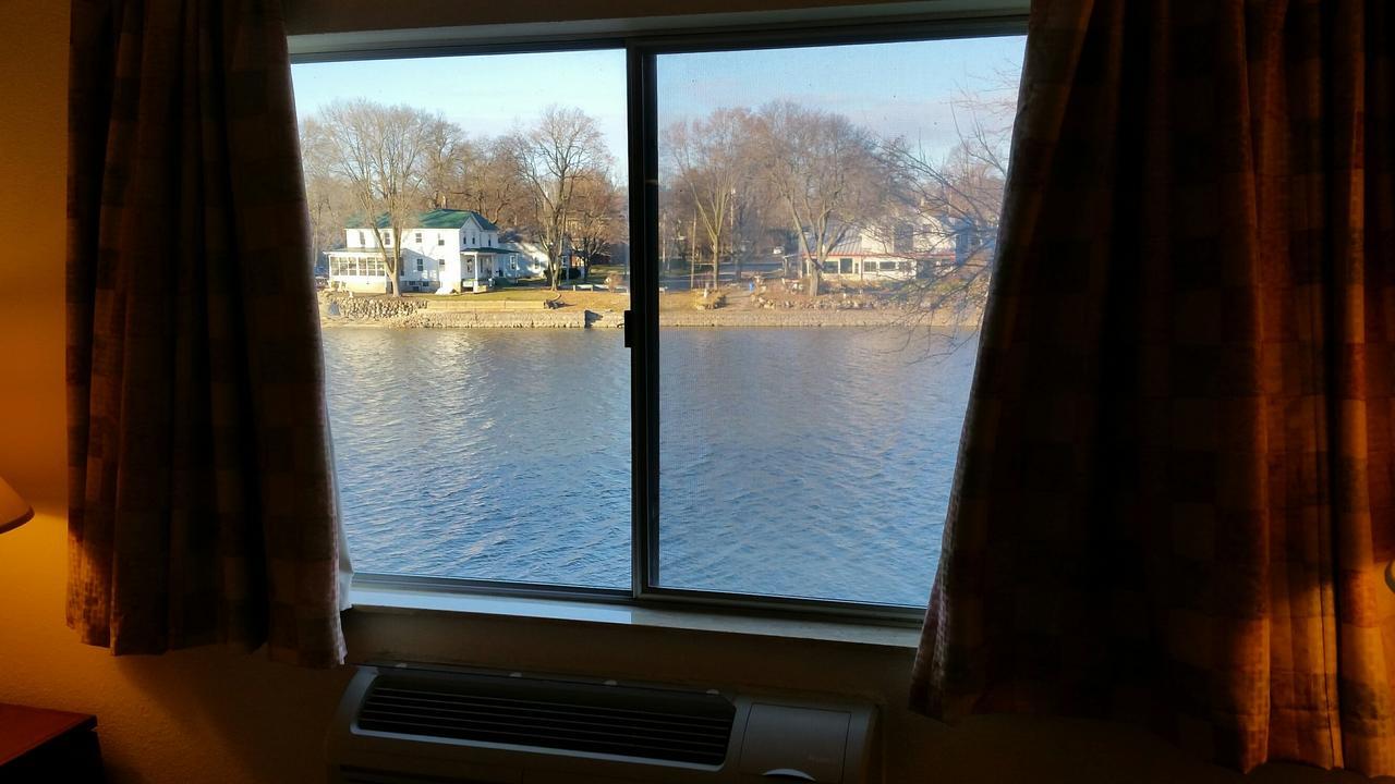 Riverwalk Inn & Suites Fort Atkinson ภายนอก รูปภาพ