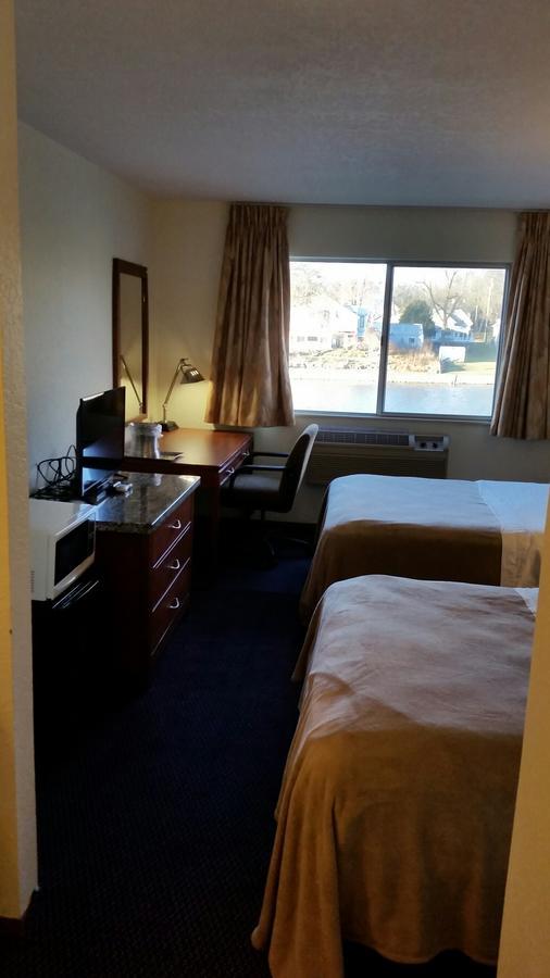 Riverwalk Inn & Suites Fort Atkinson ภายนอก รูปภาพ