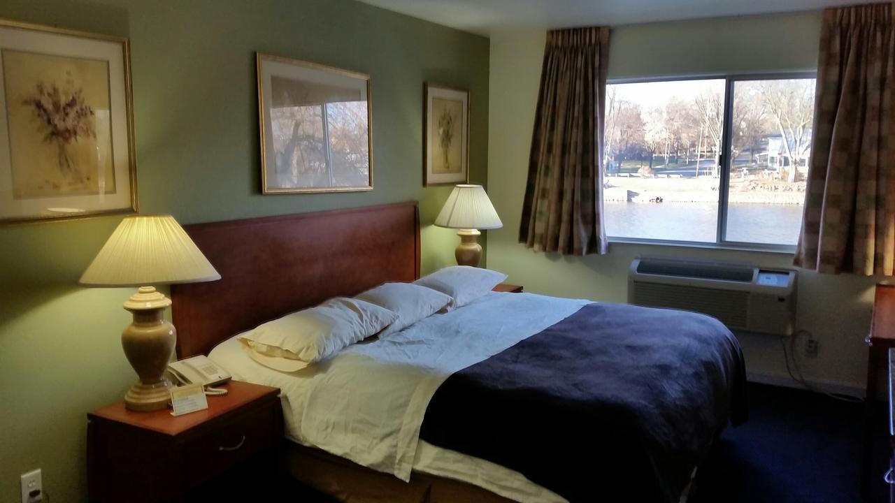 Riverwalk Inn & Suites Fort Atkinson ภายนอก รูปภาพ