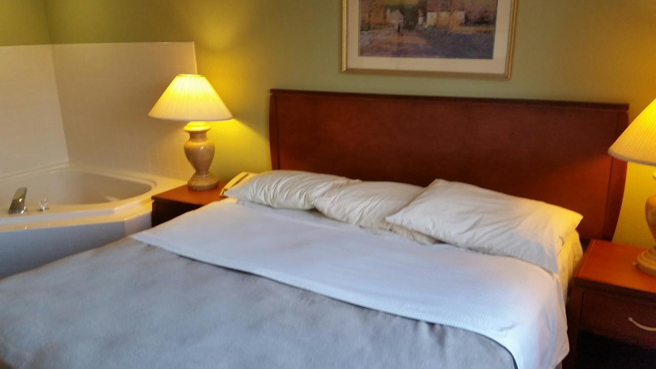 Riverwalk Inn & Suites Fort Atkinson ภายนอก รูปภาพ