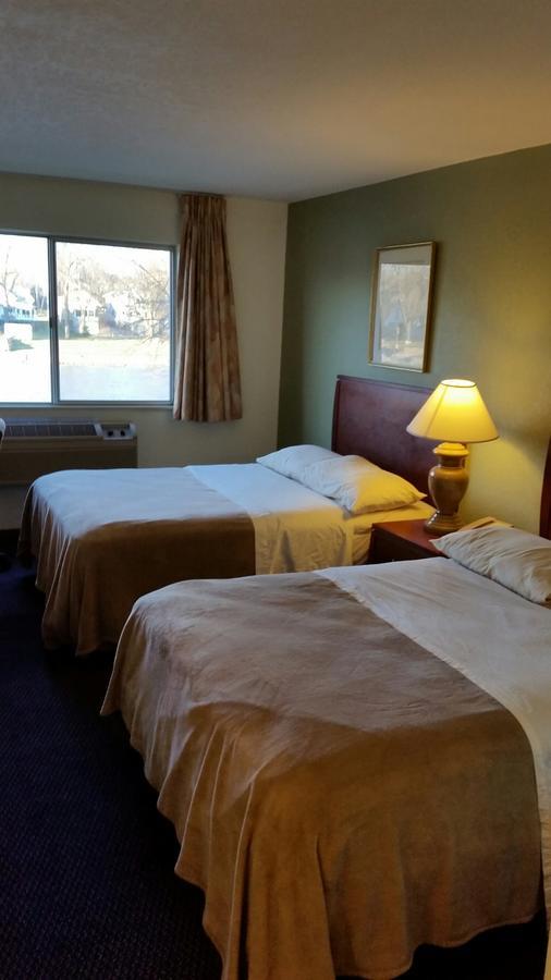 Riverwalk Inn & Suites Fort Atkinson ภายนอก รูปภาพ