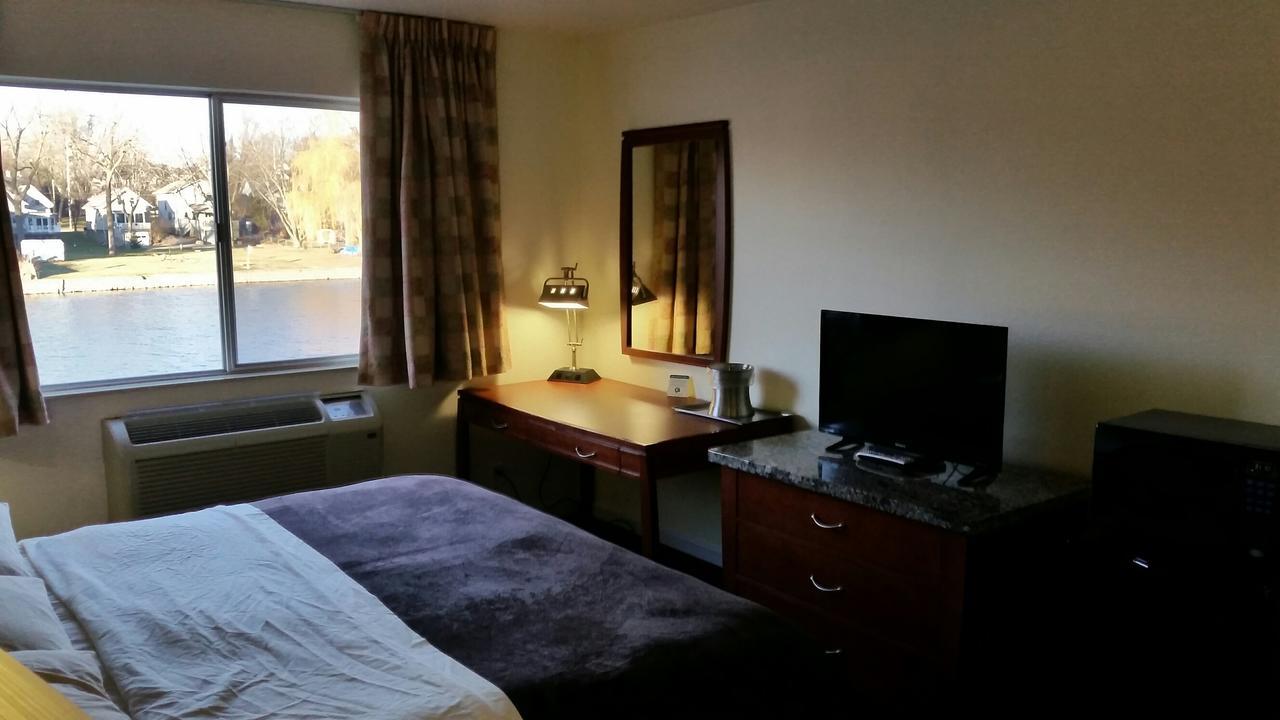Riverwalk Inn & Suites Fort Atkinson ภายนอก รูปภาพ