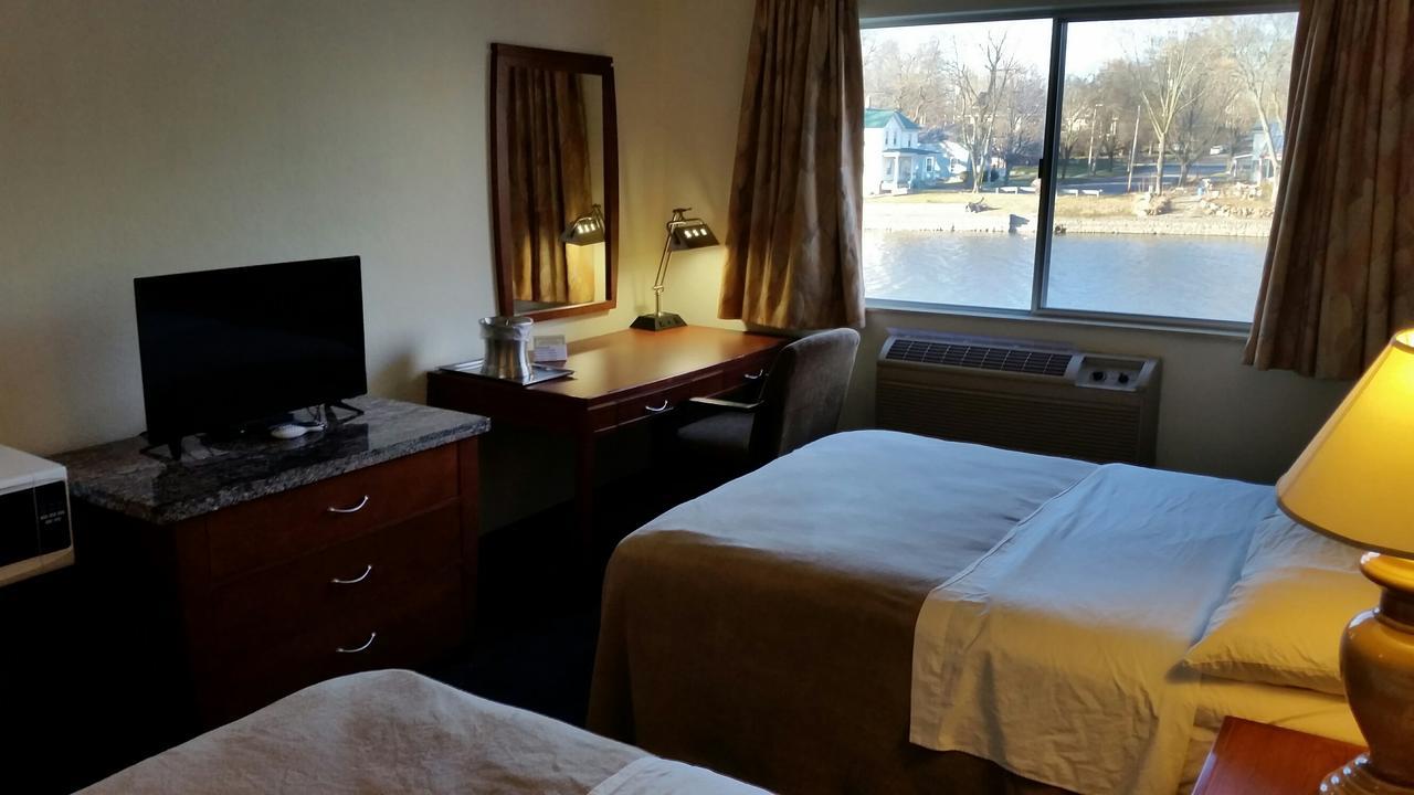 Riverwalk Inn & Suites Fort Atkinson ภายนอก รูปภาพ