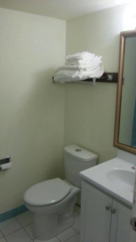 Riverwalk Inn & Suites Fort Atkinson ภายนอก รูปภาพ
