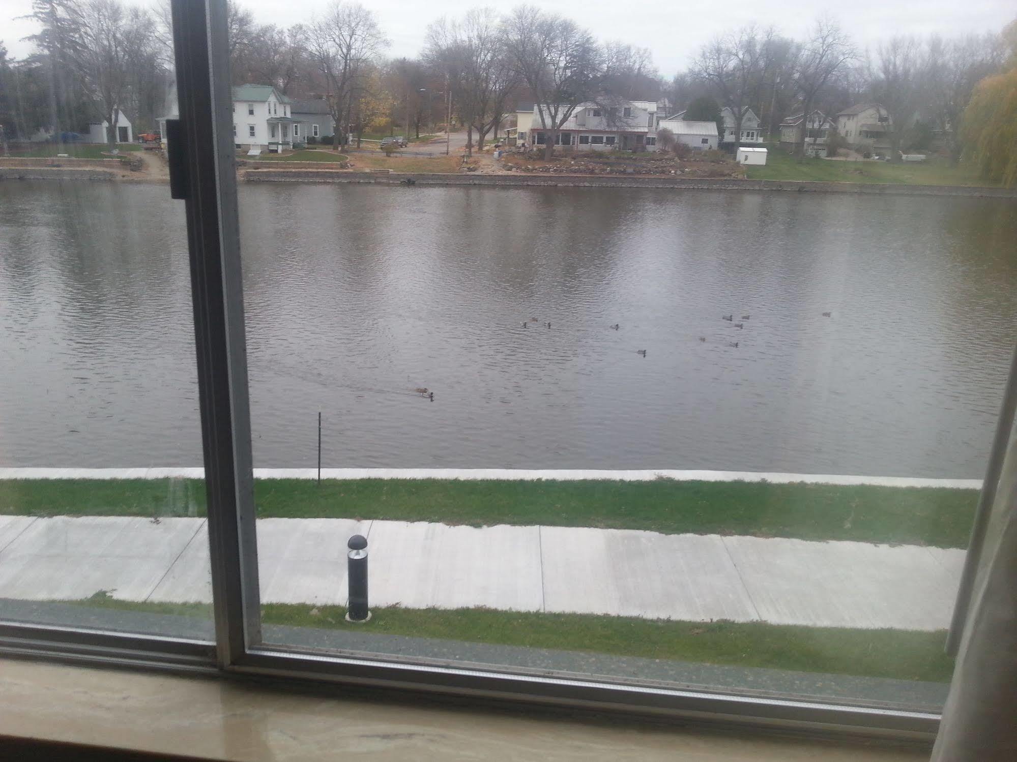 Riverwalk Inn & Suites Fort Atkinson ภายนอก รูปภาพ