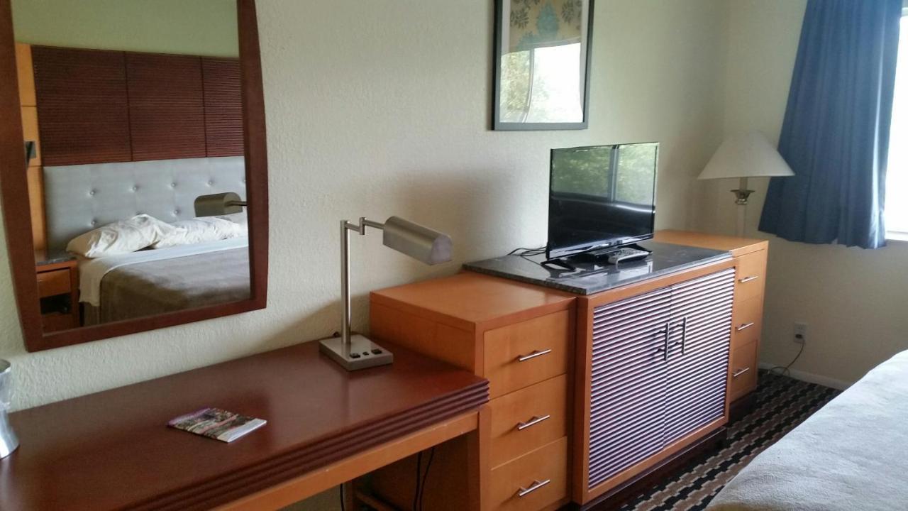 Riverwalk Inn & Suites Fort Atkinson ภายนอก รูปภาพ