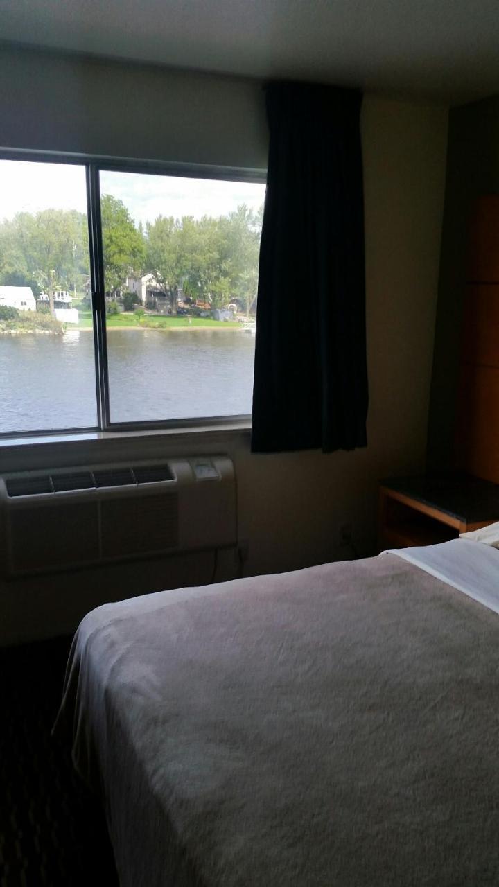Riverwalk Inn & Suites Fort Atkinson ภายนอก รูปภาพ
