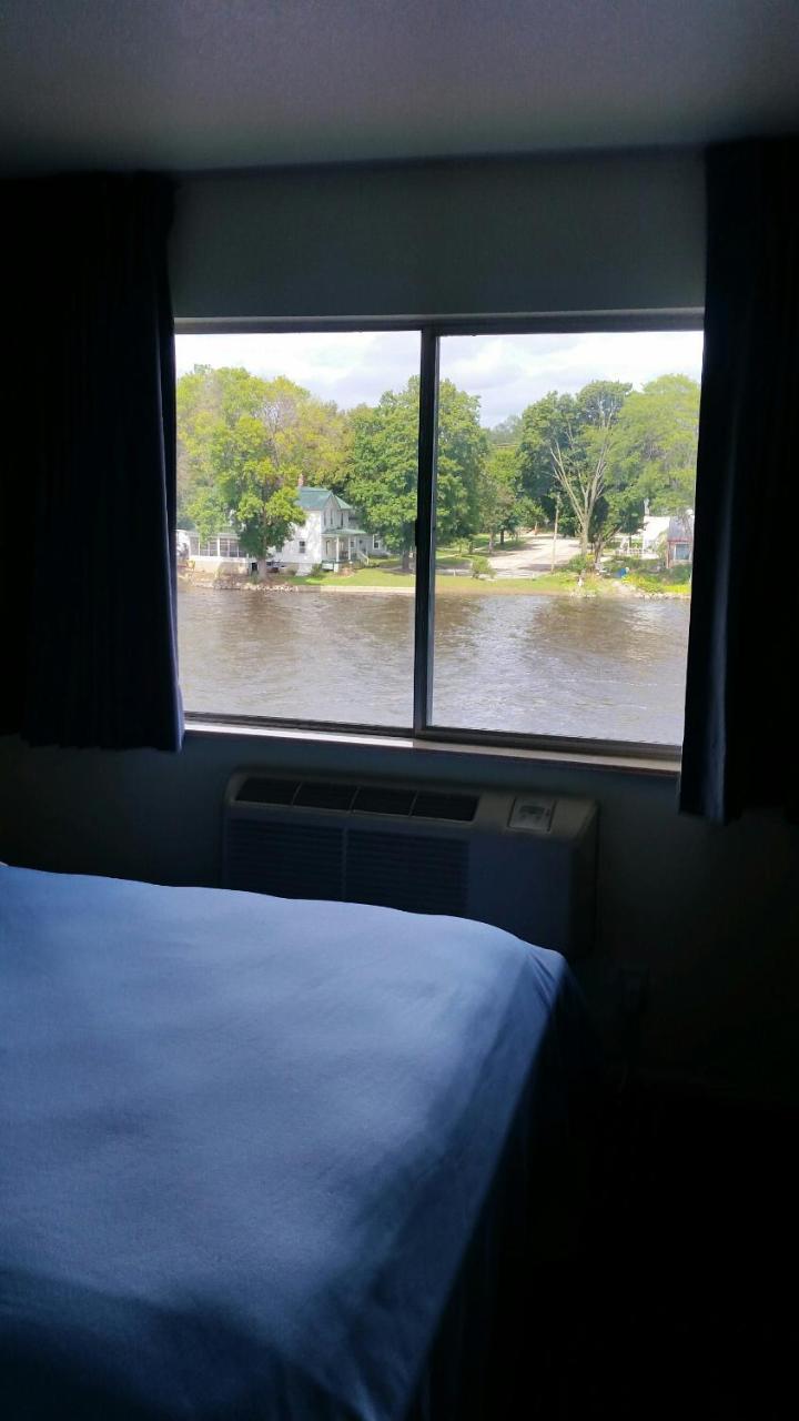 Riverwalk Inn & Suites Fort Atkinson ภายนอก รูปภาพ