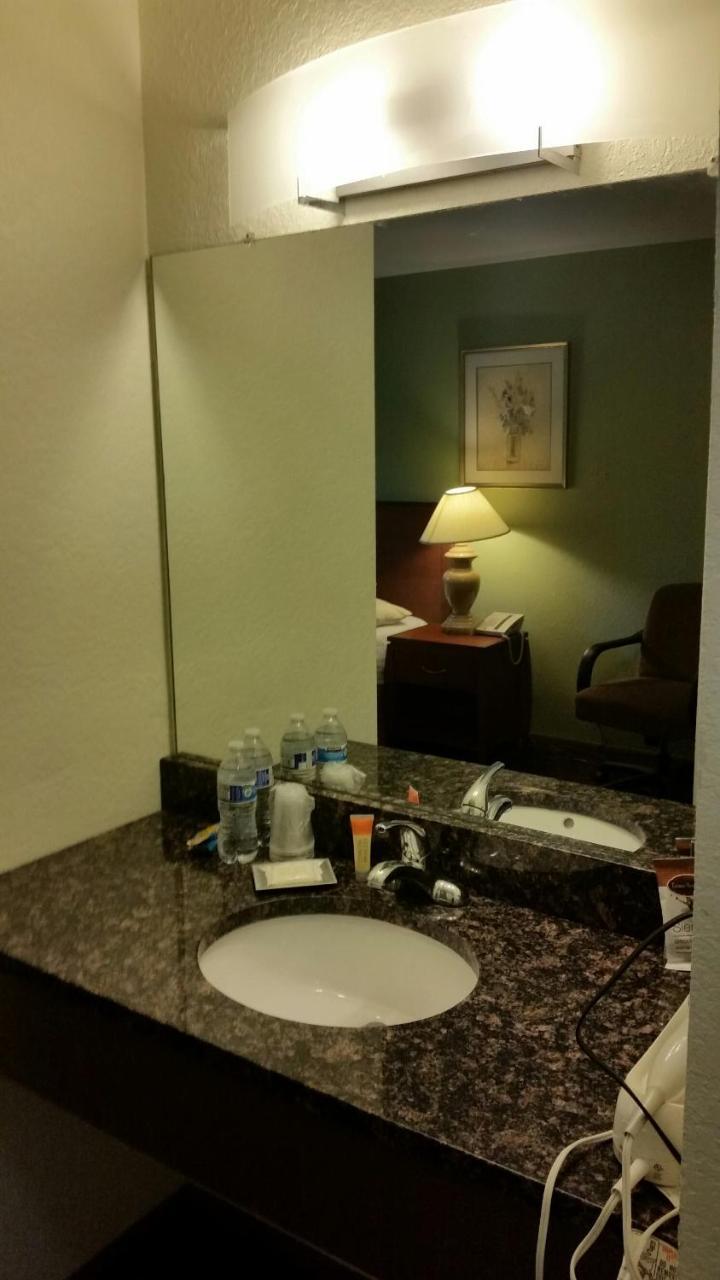 Riverwalk Inn & Suites Fort Atkinson ภายนอก รูปภาพ