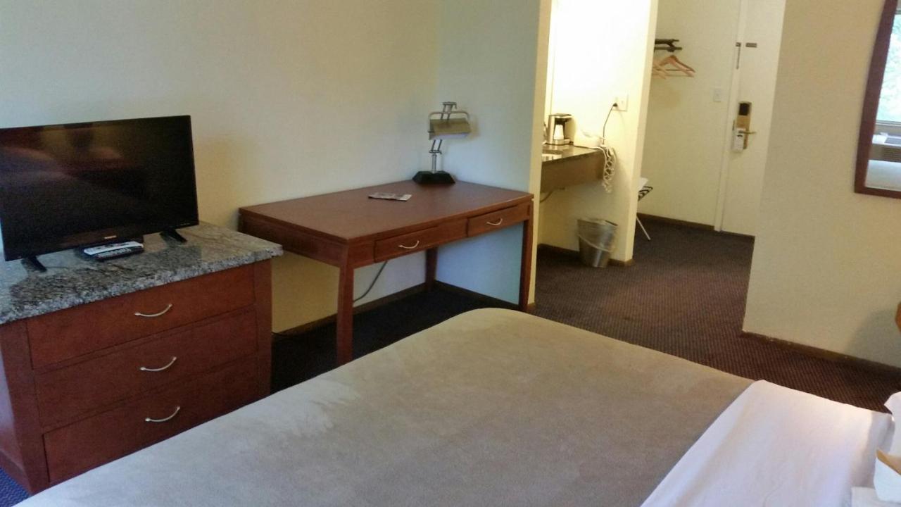 Riverwalk Inn & Suites Fort Atkinson ภายนอก รูปภาพ